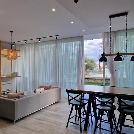 Villa Jon Coast Palasë