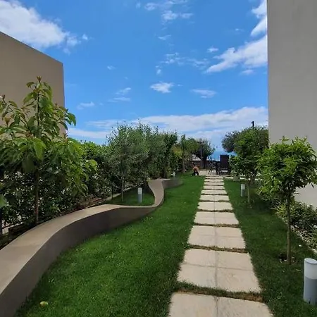 Jon Coast * Palasë